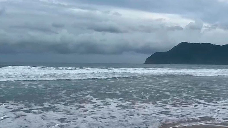 Evacuan playas de Colima, ante la cercanía de la tormenta tropical "Priscilla" 