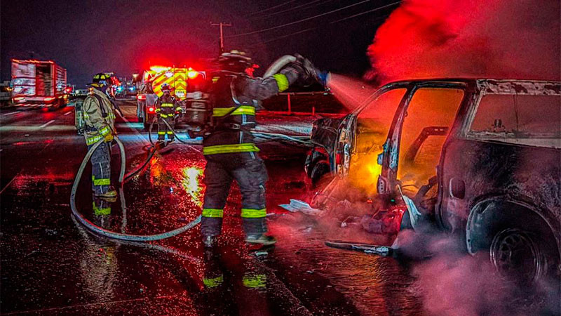 Sofocan incendio de vehículo en la autopista federal 57 México-Querétaro   