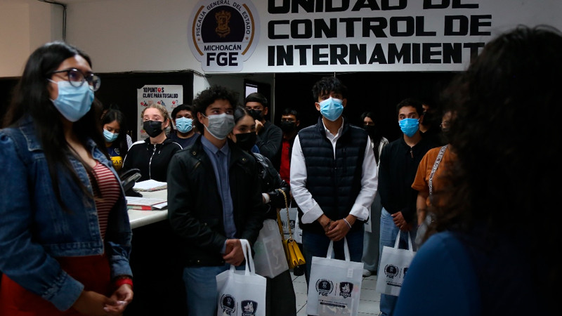 Estudiantes de la UMSNH visitan instalaciones de la FGE Michoacán 