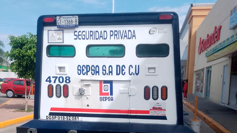 Intento de asalto a camioneta de valores termina en tiroteo,  persecución y accidente, en León; hay 6 heridos 