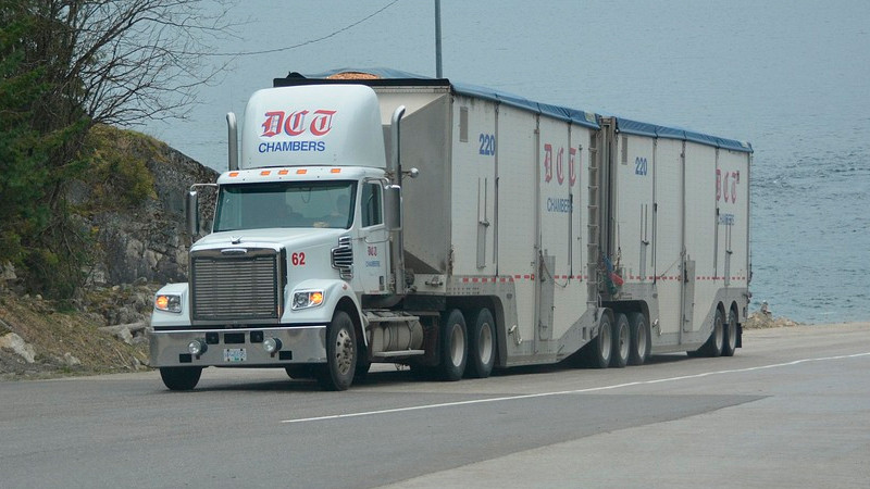 Trump anuncia aranceles a camiones pesados a partir del 1 de noviembre