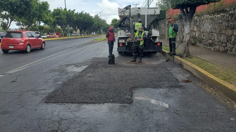 Gobierno de Morelia realiza bacheo en Calzada la Huerta 