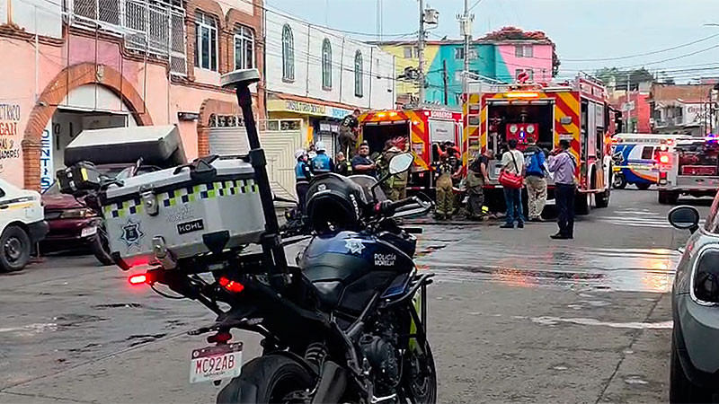 Cae rayo en un árbol dentro de una vivienda en la colonia Pimo Tapia Oriente de Morelia, Michoacán; bomberos controlan el fuego 