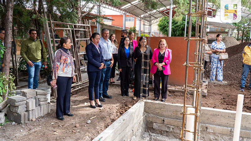 Dan banderazo a la construcción de sanitarios en la Escuela Primaria Quetzalcóatl en Ciudad Hidalgo, Michoacán  