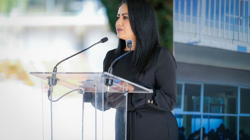 Rehabilita Gladyz Butanda 15 aulas de la Secundaria Técnica 3 en Morelia 