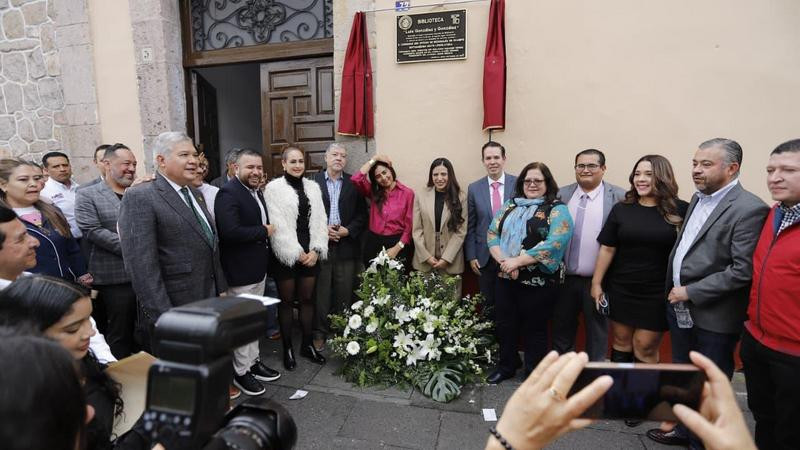 Develan placa en la biblioteca del Congreso del Estado de Michoacán con el nombre de “Luis González y González" 