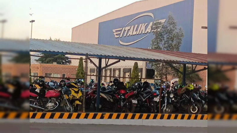 Golpe a Elektra en carretera federal: comando armado roba 16 motos Itálika en Villa Madero, Michoacán  