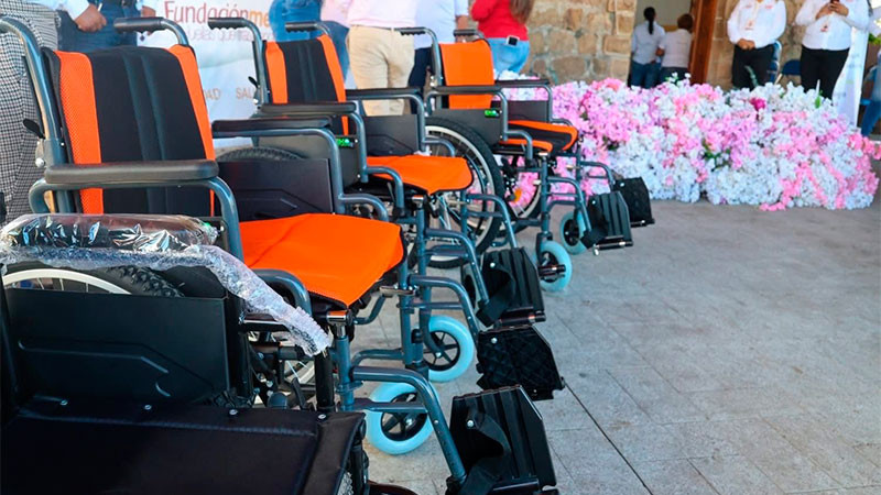 Gestiona presidente Humberto Jiménez donación de sillas de ruedas para familias de Los Reyes, Michoacán  