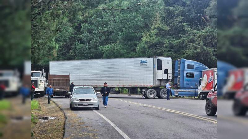 Bloqueo en la carretera Uruapan - Los Reyes, Michoacán: comuneros cierran la carretera por detención del jefe de tenencia de San Lorenzo 