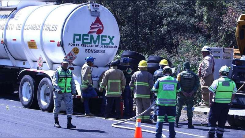 Pipa de Pemex pierde el control y se estrella contra muro de contención en la CDMX; derramó combustible 