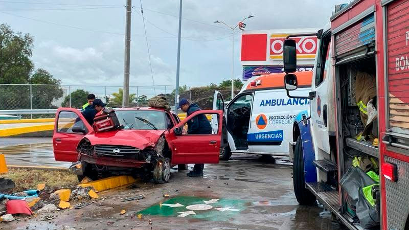 Aparatoso choque contra objeto fijo en avenida Candiles , en Corregidora, Querétaro 
