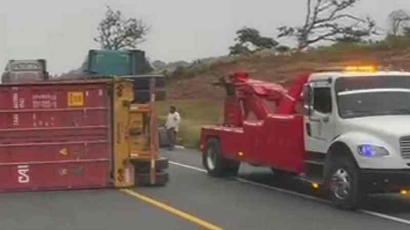 Vuelca remolque en la autopista Pátzcuaro-Cuitzeo 