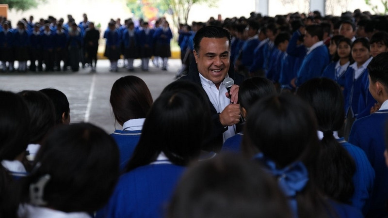 Luis Nava entrega obra y mobiliario educativo en Pedro Escobedo 