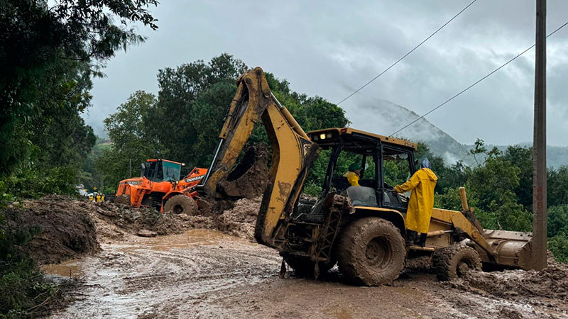 Hay varias afectaciones por el desbordamiento de río en Pinal de Amoles, Querétaro  