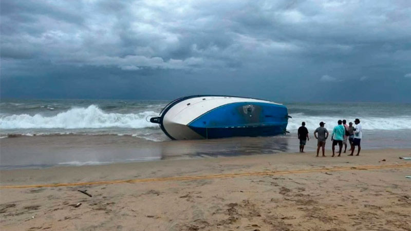 Termina volcado un yate en la Costa de Oaxaca con dos estadounidenses a bordo 