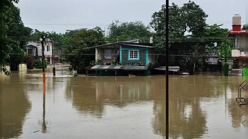 Rescatan a familia con bebé tras inundaciones en Álamo Temapache; Veracruz declara emergencia por lluvias 
