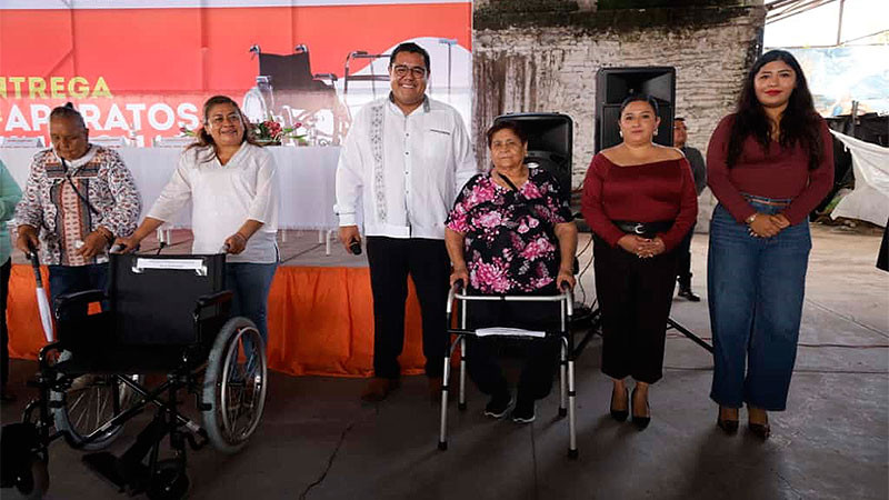 Belinda Iturbide entrega aparatos funcionales a más de 120 familias de José Sixto Verduzco 