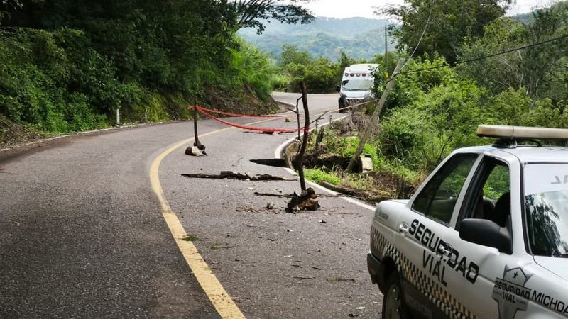 Se abre socavón en carretera de Coalcoman, Michoacán 
