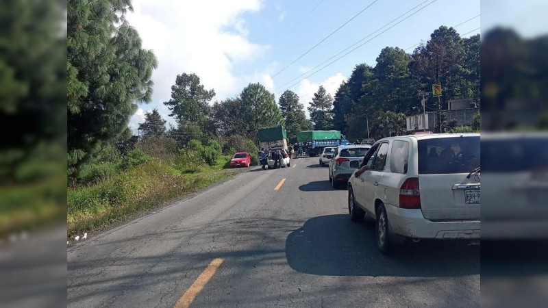Bloqueo en la carretera Morelia – Uruapan, Michoacán: comuneros paralizan el tránsito en protesta por demandas sociales 