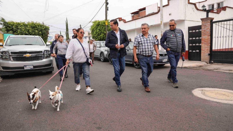 Entrega Josué Guerrero rehabilitación de calles en colonia Villas Campestre de Corregidora, Querétaro 