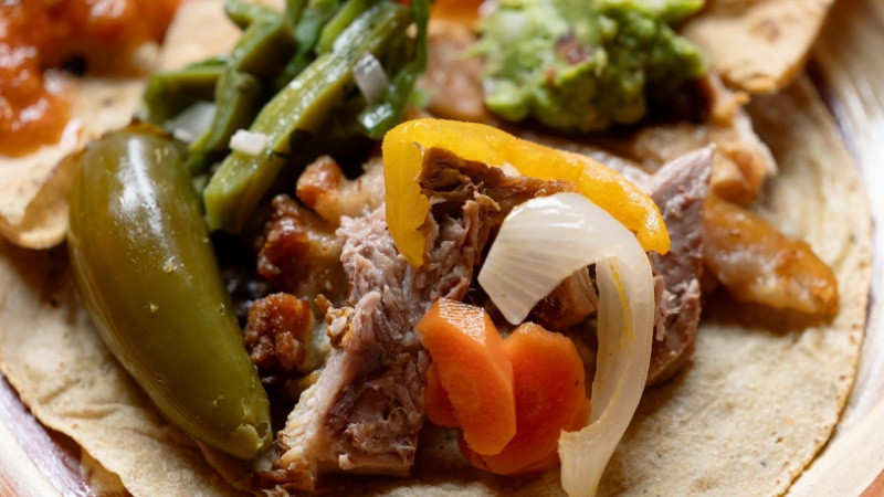 Para probar auténticas carnitas michoacanas visita Quiroga, Tacámbaro y Huandacareo: Sectur 