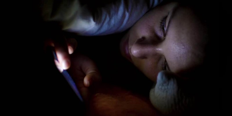 Uso de dispositivos electrónicos durante la noche afecta la calidad del sueño de niños y adolescentes: Investigador 