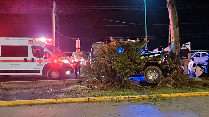 Se impacta camioneta contra árbol en la colonia La Quemada; hay dos jóvenes heridos  
