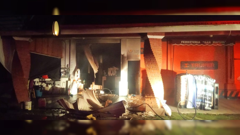 Incendian tienda de agroquímicos en Ario, Michoacán 