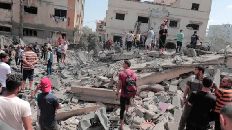 Grupo extremista libera a 20 rehenes con vida tras alto al fuego con Israel 