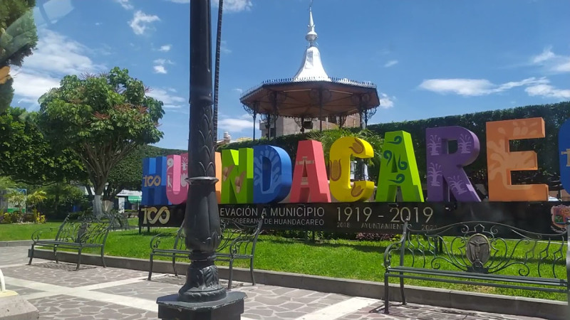 Comando desata balacera a cuadras de la presidencia de Huandacareo, Michoacán: rafaguean vivienda y abandonan camioneta robada 