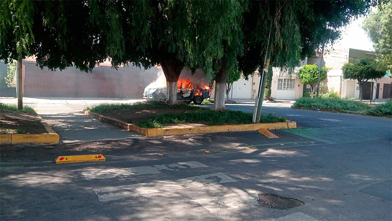 Prenden fuego a dos vehículos en la colonia Valle del Real de Celaya, Guanajuato; solamente hubo daños materiales  
