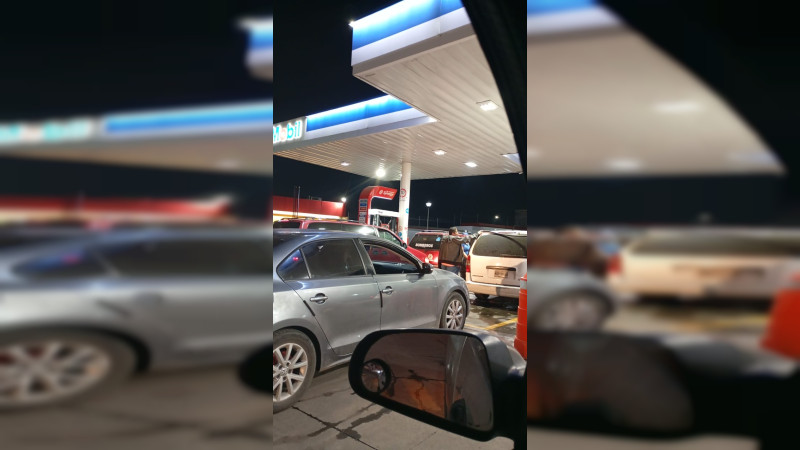 Cunden compras de pánico en Uruapan, Michoacán, ante rumores de desabasto de gasolina 