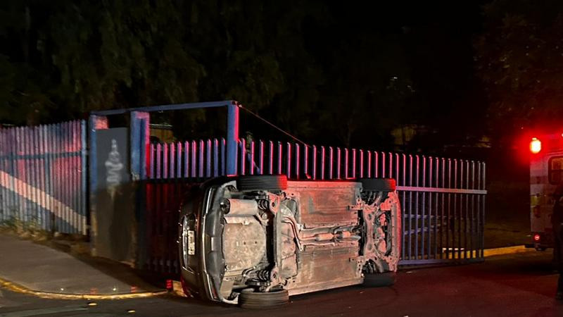 Vuelca auto en acceso a la Universidad Autónoma de Querétaro 