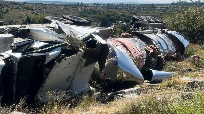 Camion tipo cisterna, sale del camino y vuelca en el libramiento Norponiente de Querétaro 