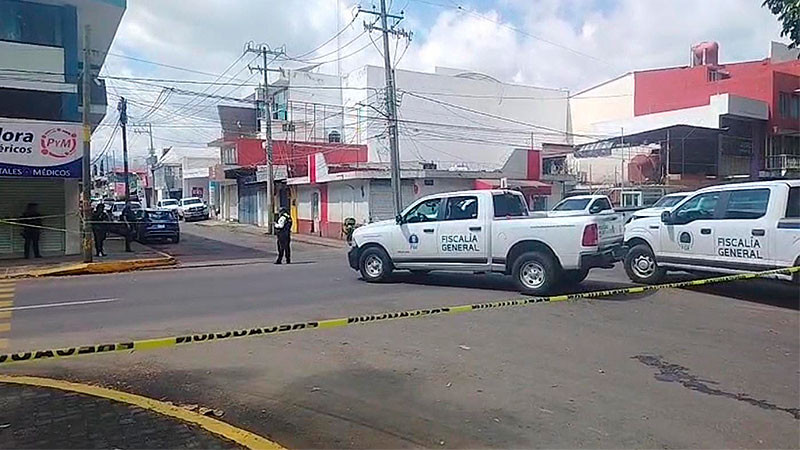 Tras enfrentamiento detienen a tres sujetos en la colonia Morelos de Uruapan, Michoacán; un agente de Investigación resultó herido 