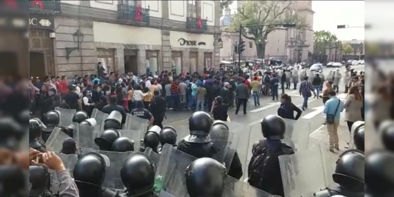 Desalojan a moradores de albergues estudiantiles que protestaban en el Congreso de Michoacán 