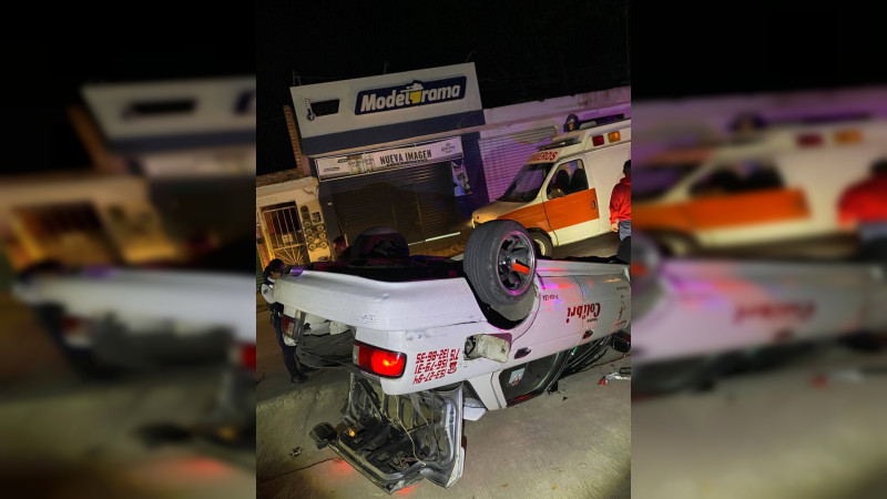Taxi de Zitácuaro, Michoacán, vuelca en San Miguel; conductor abandona el vehículo 