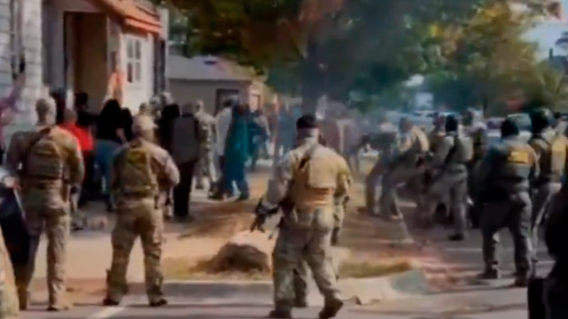 Residentes de Chicago confrontan al ICE tras persecución y choque; autoridades usan gas lacrimógeno 