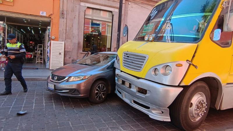 Chocan auto y camión del transporte público en Celaya, Guanajuato 