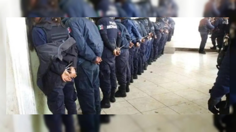 Policía Municipal de Salvador Escalante bajo sospecha criminal: presentan a 18 elementos, sus armas y patrullas ante la Fiscalía de Michoacán 