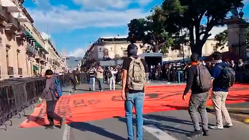 Exigen normalistas la liberación de un compañero con destrozos en Morelia, Michoacán  