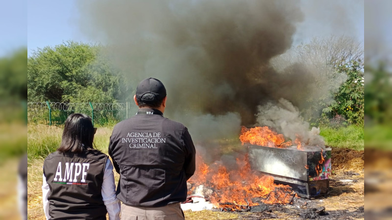 FGR reduce a cenizas casi 100 kilos de estupefacientes, equipo táctico y dos embarcaciones aseguradas en Michoacán 