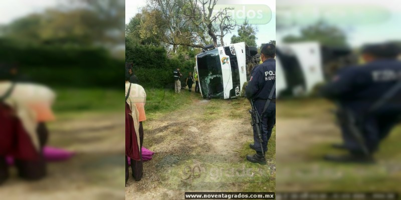 7 heridos deja volcadura de autobús en Zitácuaro, Michoacán - Foto 0 