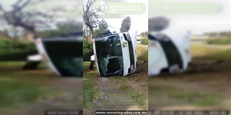 7 heridos deja volcadura de autobús en Zitácuaro, Michoacán - Foto 2 