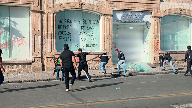 Con actos vandálicos, se manifiestan normalistas en Morelia, Michoacán  