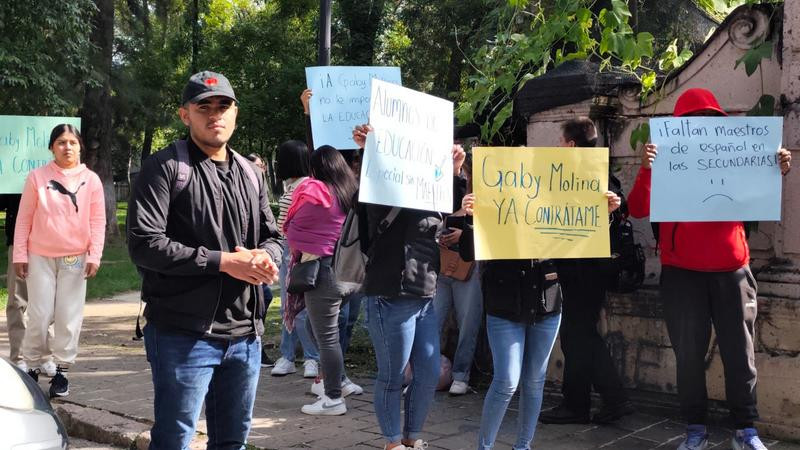 Egresados de licenciaturas en educación exigen asignación de vacantes en Michoacán 