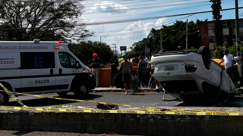 Vuelca auto en avenida Cimatario, en Querétaro capital; hay 5 jóvenes heridos 