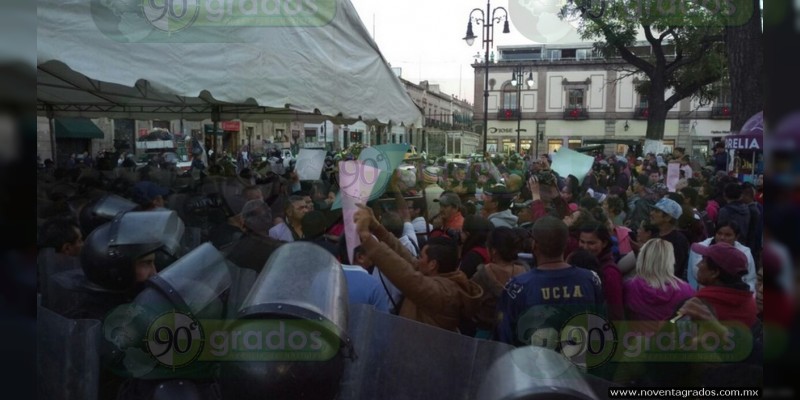 Morelia: GOEs desalojan a antorchistas de la avenida Madero - Foto 1 