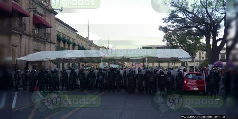 Morelia: GOEs desalojan a antorchistas de la avenida Madero - Foto 3 