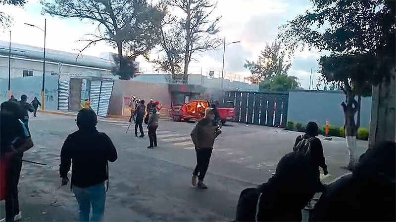 Dañan vehículos de refresquera durante manifestación de normalistas de Cherán en Morelia, Michoacán 
